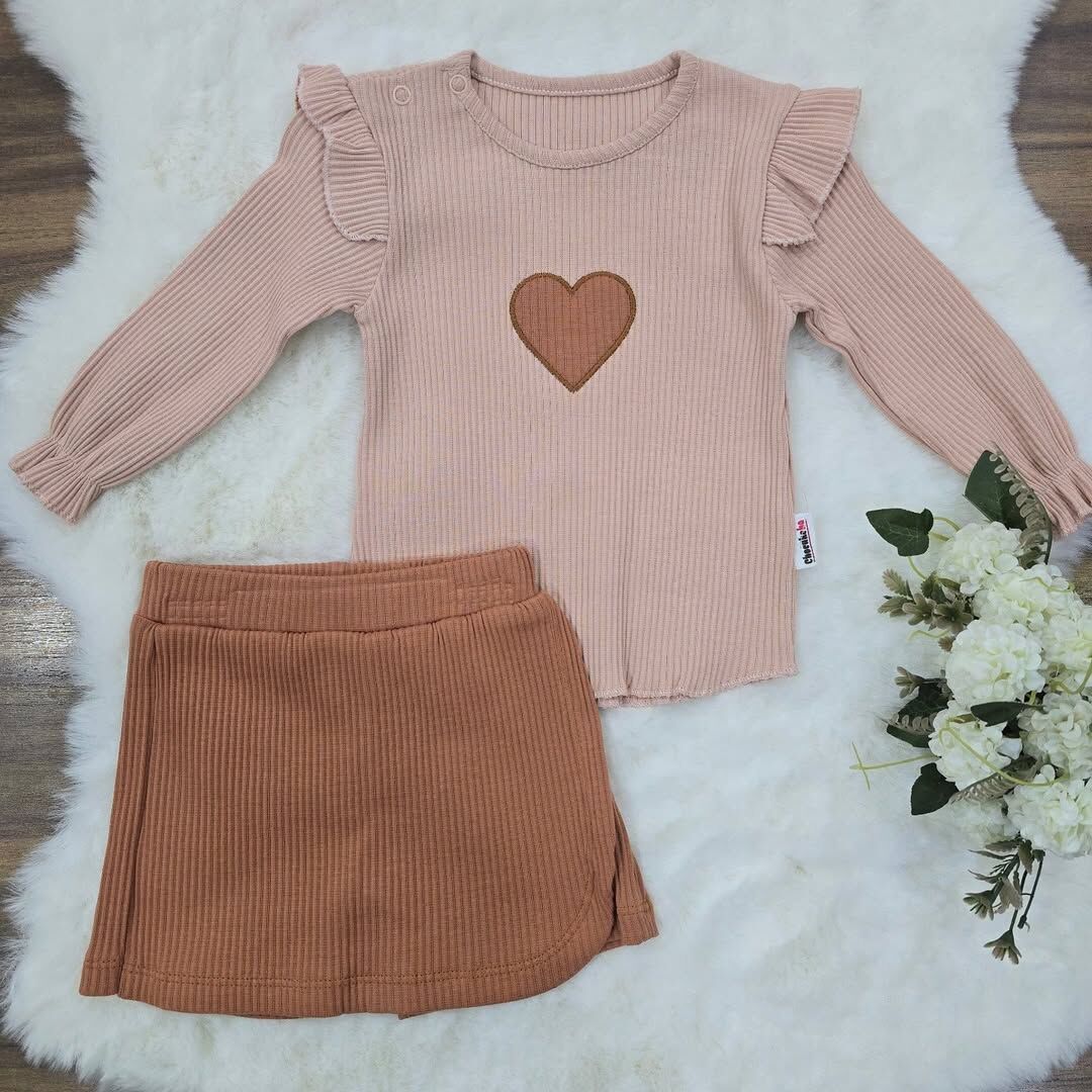 Kalp nakışlı şort etekli takım