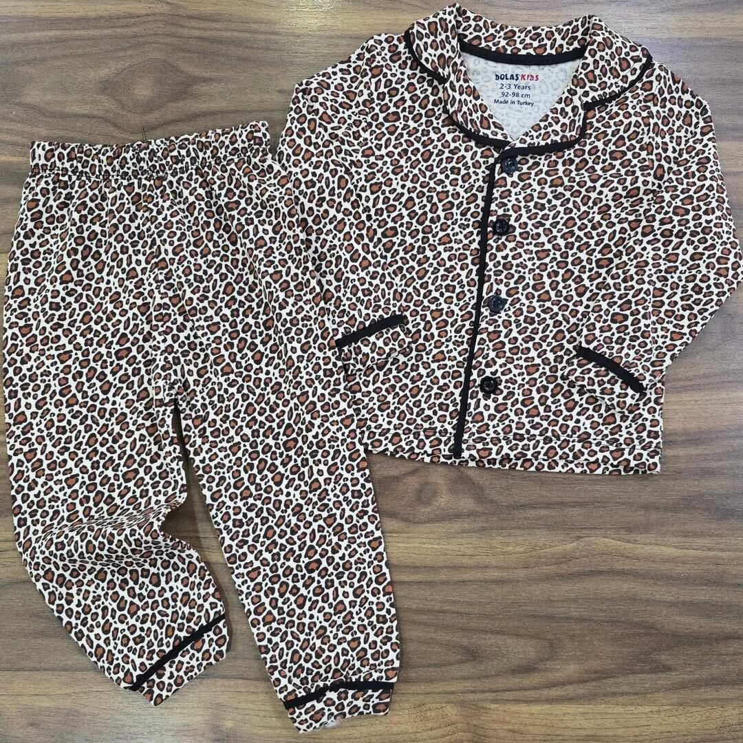 Leoparlı düğmeli pijama takım